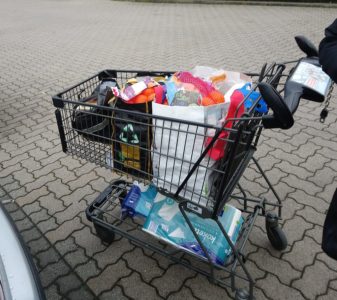 Einkaufswagen auf Parkplatz