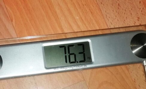76,3