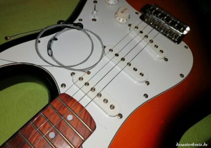 Neue Saiten auf die Gitarre ziehen