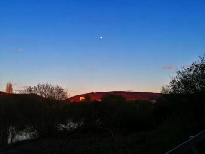 Mond über dem Neckar
