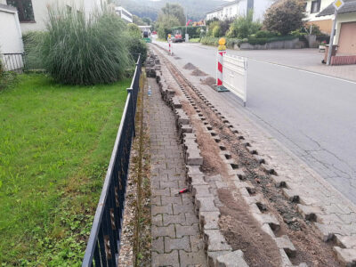 Fußgänger können ja eben über den Graben hüpfen ...