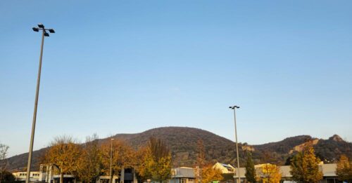 Hinter den Bergen