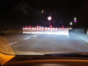 Hürden im Alltag - Gesperrte Straße in Fürth Odw.