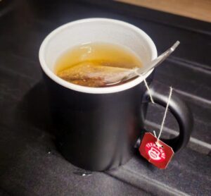 Tasse Tee mit "Kaminabend"