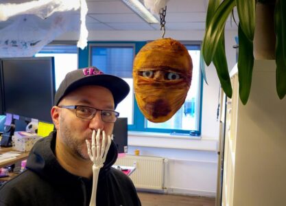 Benny voll in seinem Element. Halloween am Arbeitsplatz, ich mit Kamera daneben und dem leisen Verdacht, dass das noch nicht das Finale war.