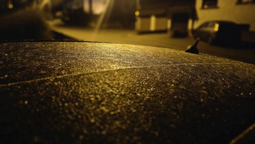 Vereistes Autodach im frühen Morgenlicht, gefrorene Scheibe, erster Frost im Odenwald.
