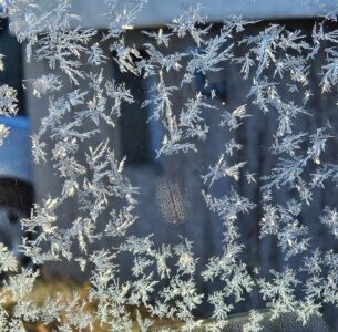 Frostige Kunst am Auto