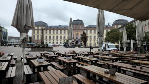 Blick vom Ratskeller in Darmstadt auf den Marktplatz, ein stiller Gruß mit Augenzwinkern – und wer genau hinschaut, entdeckt vielleicht auch den RESIS-TEC-Bus.