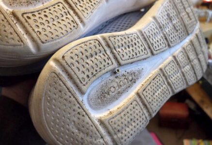 Schuhsohle, Schraube und ein bisschen Schmerz