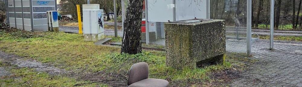 Bürostuhl am Gleis, draußen, nass, Zotzenbach Haltepunkt.