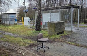 Bürostuhl am Gleis, draußen, nass, Zotzenbach Haltepunkt.