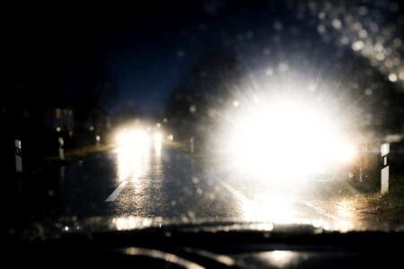 Das Bild wurde mit einer KI erstellt, weil ich morgens um kurz vor sechs beim Blindflug keine Hand frei hatte, um auch noch die Kamera zu zücken. Es trifft die Situation aber ziemlich genau: Viel Licht, null Sicht und das Auto irgendwo im Nirgendwo.