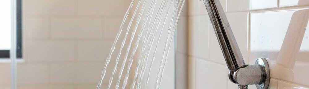 Ein psychopathischer Duschstrahl auf der Suche nach einem ungeschützten Ohr – Inbegriff des nassen Desasters.