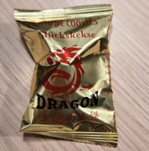 Goldene Verpackung mit Drachenmotiv. Der klassische Nachtisch mit eingebauter Weisheit.