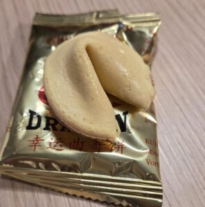 Geöffneter Glückskeks auf seiner Verpackung. Jetzt wird es offiziell.