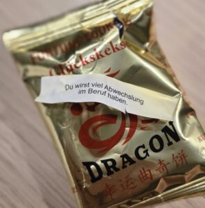 Zettel aus dem Glückskeks mit der Ansage zur Abwechslung im Beruf. Als wäre das noch neu 😁