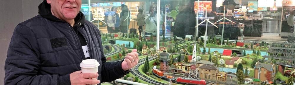 Modellbahn mit Münzeinwurf im Duisburger Hauptbahnhof hinter Glas, ich davor ;-)