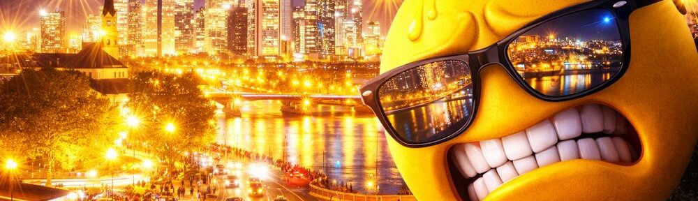 KI-generiertes Bild einer grell beleuchteten Nachtstadt mit schmerzverzerrtem Smiley und Sonnenbrille beim Blick auf den Lichterwahnsinn.