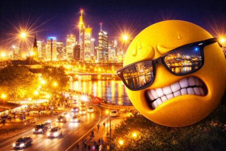 KI-generiertes Bild einer grell beleuchteten Nachtstadt mit schmerzverzerrtem Smiley und Sonnenbrille beim Blick auf den Lichterwahnsinn.