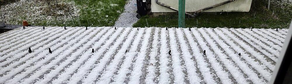 Hagel macht Dach und Wiese in Minuten weiß