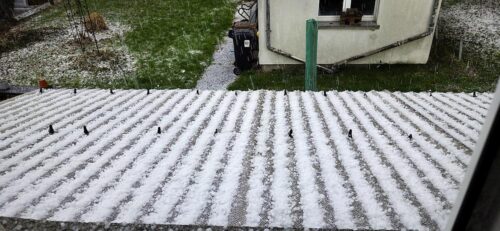 Hagel macht Dach und Wiese in Minuten weiß