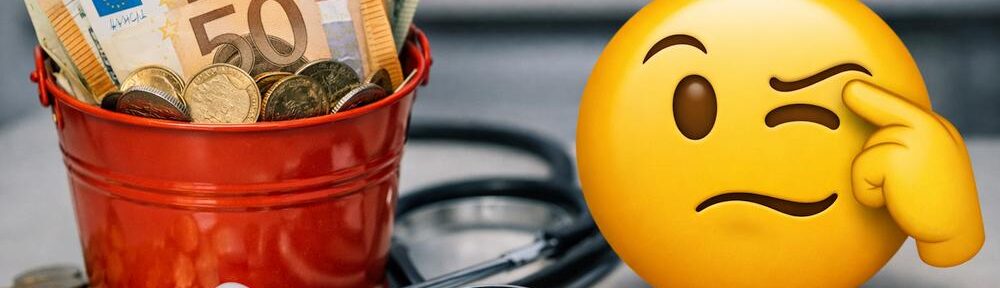 Eimer mit Euro-Scheinen und Münzen, daneben ein Stethoskop und ein gelbes Emoji, das sich an die Stirn tippt.