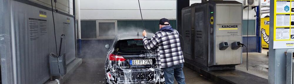 Autowäsche von Hand im Clean Park nach nächtlicher Attacke.