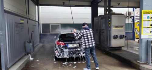 Autowäsche von Hand im Clean Park nach nächtlicher Attacke.
