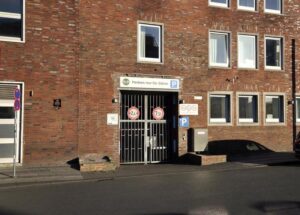 Das Tor ist der Parkplatz. Wenn man weiß, wie es geöffnet wird, ist der Rest plötzlich keine große Kunst mehr.