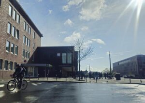 Du wartest auf die Frau oder den Parkplatz. Portsmouthplatz Duisburg.