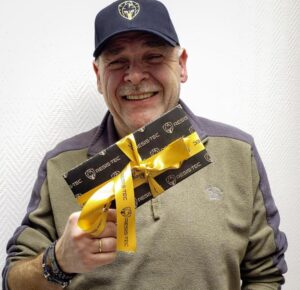 Michael mit Geburtstagsgeschenk aus der Firma