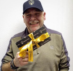Michael mit Geburtstagsgeschenk aus der Firma