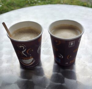 Zwei Becher, weil einer einfach lächerlich ist