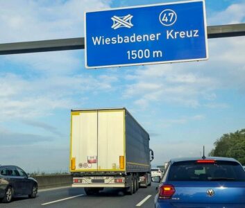 Stau auf der Autobahn am Wiesbadener Kreuz