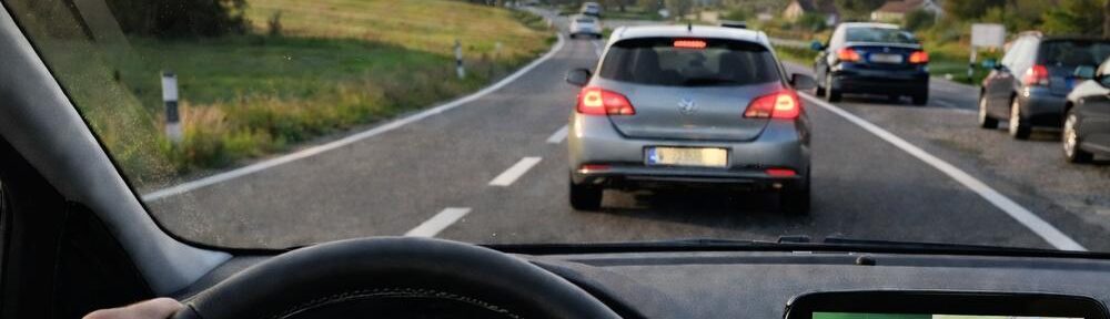 Kurve, Gegenverkehr, Bremse. Mehr brauchen die nicht. KI-Hinweis: Bild auf Grundlage eines eigenen Fotos mit KI ergänzt und angepasst.