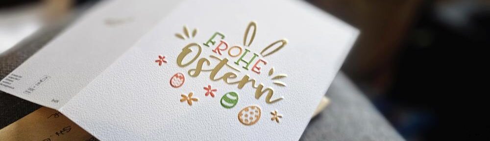 Osterkarte mit der Aufschrift „Frohe Ostern“ auf einem Umschlag.