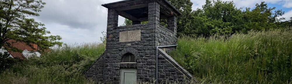 Betrachtet aus dem Desasterkreis: Altes Mauerwerk, viel Gras und vermutlich mehr Geschichte, als der Kalender eingeplant hatte ;-)