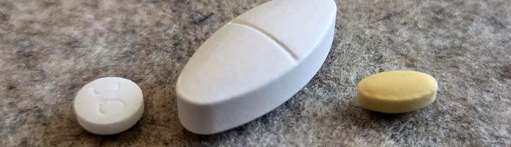 Betrachtet aus dem Desasterkreis: Drei Tabletten, eine davon mit klarer Ambition zum dicken Hals.