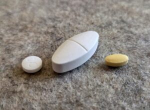 Betrachtet aus dem Desasterkreis: Drei Tabletten, eine davon mit klarer Ambition zum dicken Hals.