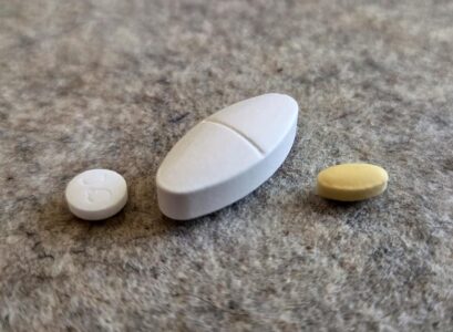 Betrachtet aus dem Desasterkreis: Drei Tabletten, eine davon mit klarer Ambition zum dicken Hals.