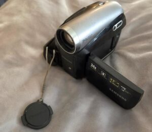 Betrachtet aus dem Desasterkreis: Alte Samsung Mini-DV-Kamera, früher Luxus, heute fast Wertstoffhof mit Erinnerung ;-)