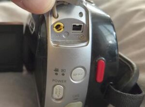 Betrachtet aus dem Desasterkreis: AV-Buchse, USB und DV-Anschluss, also Technik aus der Zeit vor „macht doch alles das Handy“