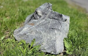 Betrachtet aus dem Desasterkreis: Ein Straßenrand mit Naturstein, schön anzusehen und nicht ganz ohne Kante.