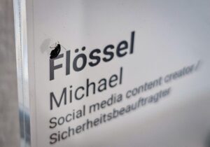 Ein kleiner Besucher am Büroschild, allerdings ohne Termin ;-)