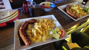 Hamburger Currywurst mit Pommes und Salat, anders als im Ruhrpott, aber richtig gut.