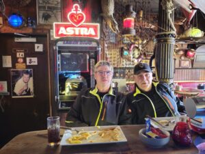 Mein Kollege und ich in der Haifischbar, Arbeitsklamotten inklusive ;-)