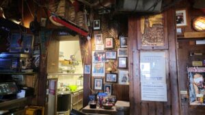 Schiffsmodelle, Netze, Fotos und Erinnerungen: In der Haifischbar hängt Geschichte bis unter die Decke.