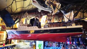 Schiffsmodelle, Netze, Fotos und Erinnerungen: In der Haifischbar hängt Geschichte bis unter die Decke.
