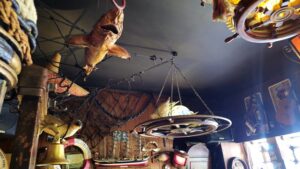 Schiffsmodelle, Netze, Fotos und Erinnerungen: In der Haifischbar hängt Geschichte bis unter die Decke.