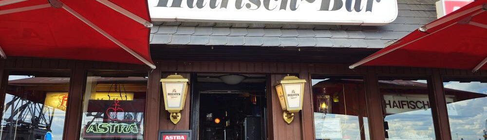 Die Haifischbar in Hamburg, außen eher unscheinbar, innen voller Geschichte.